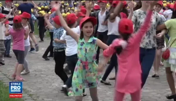 In Cetatea Alba Carolina, copiii au format cel mai mare tricolor uman si o inima imensa, cu ocazia zilei de 1 Iunie