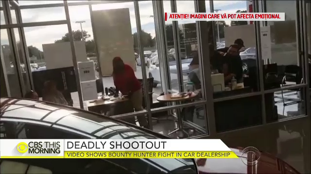 Schimb de focuri intre doi vanatori de recompense si barbatul urmarit, surprins de camere. Cei trei barbati au murit