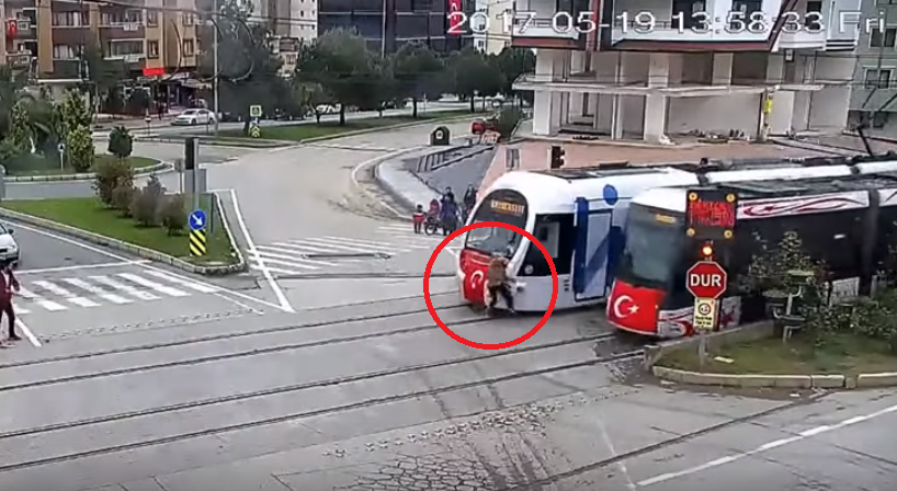 Momentul in care o femeie este lovita de un tramvai. Greseala comisa de victima inainte sa fie ranita. VIDEO