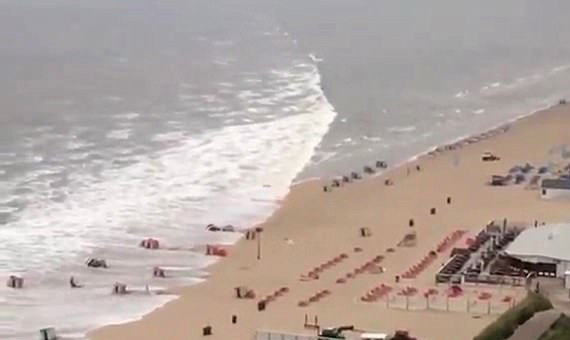 Momentul in care un tsunami de mici dimensiuni "matura" litoralul olandez, FILMAT. Cum este explicat fenomenul extrem de rar