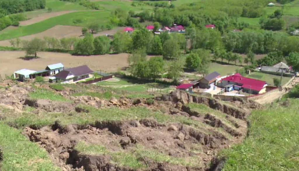 Dezastru ecologic intr-un sat din Valcea, din cauza unei foste mine. Asezarea si soseaua ar putea fi inghitite de pamant