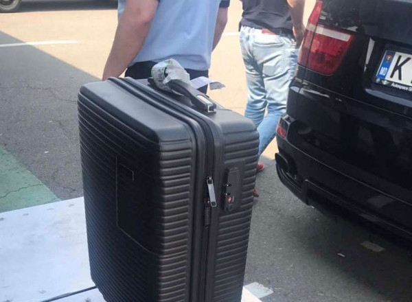 Ce au gasit vamesii din R. Moldova in valiza unui moldovean care se intorcea din Anglia cu un BMW X5 condus de o ruda