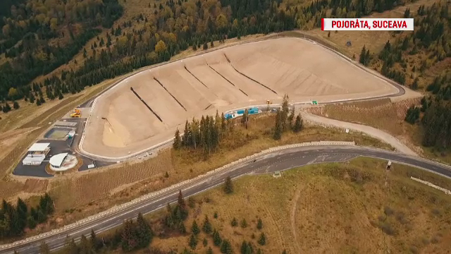 Groapa de gunoi, in mijlocul uneia dintre cele mai frumoase paduri din Suceava. "Trec turistii pe langa maldarul de mizerii"