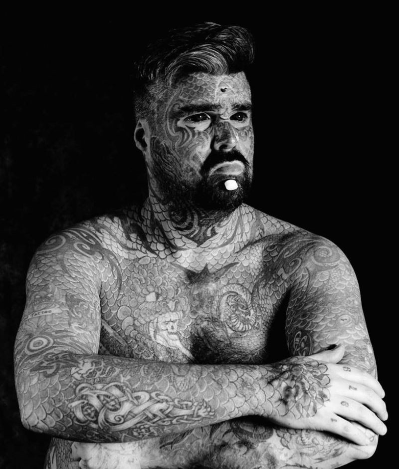 Cel mai tatuat britanic risca sa-si piarda bratul, dupa ce s-a supus unei interventii riscante. Explicatia gestului sau