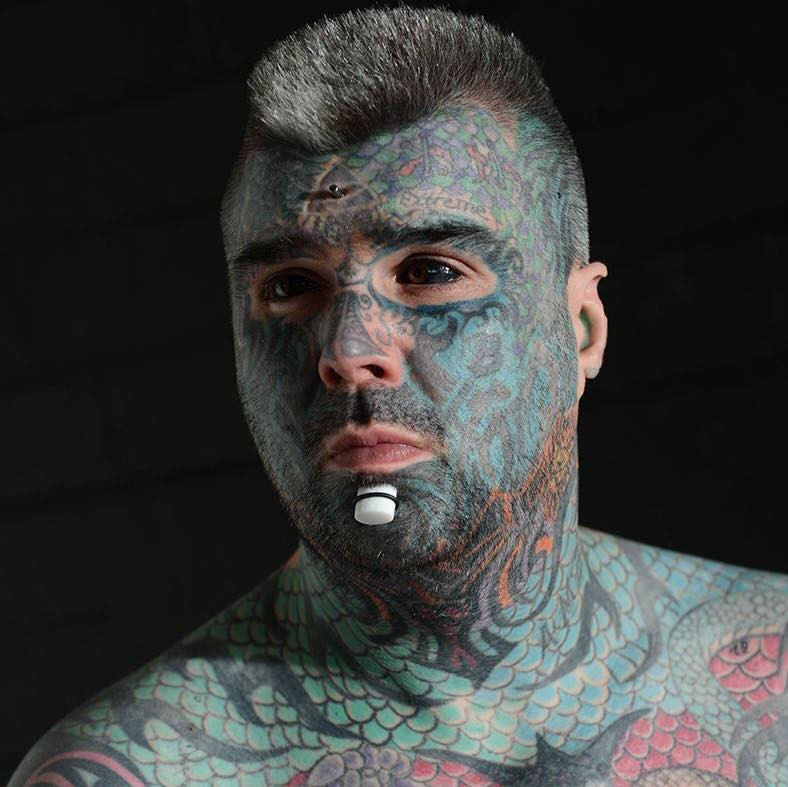 Tatuajele care ii pune in pericol viata