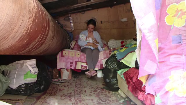 Din cauza saraciei, doi parinti si copilul lor de 5 luni locuiesc sub un pod. Cei doi s-au cunoscut in penitenciar