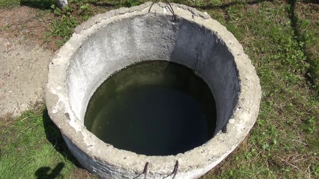 Descoperirea macabra facuta de un localnic din judetul Bacau, care scotea apa pentru animale. Ce a descoperit in fantana