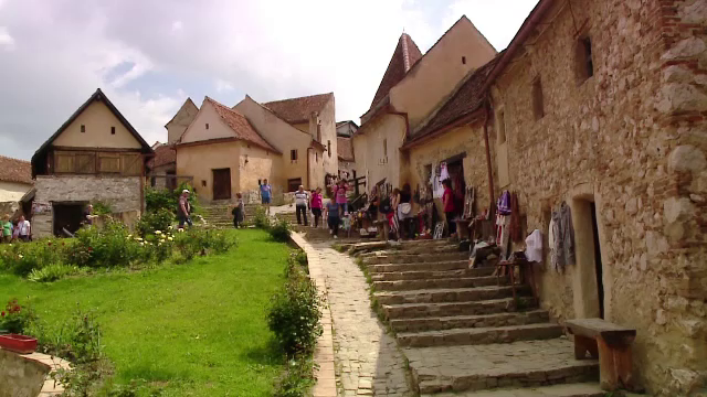 Muntele, preferat de turisti in vacanta de Rusalii. Coada la dinozauri, dar si la tras cu arcul