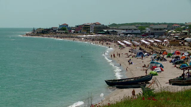 Turistii au ales sa-si petreaca vacanta de Rusalii pe litoral. Mamaia si Vama Veche, la fel de aglomerate ca in plin sezon