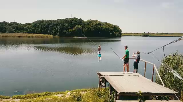 La marginea Capitalei sunt 12 parcuri de distractii. Cat va costa o partida de calarit sau o plimbare cu poneiul