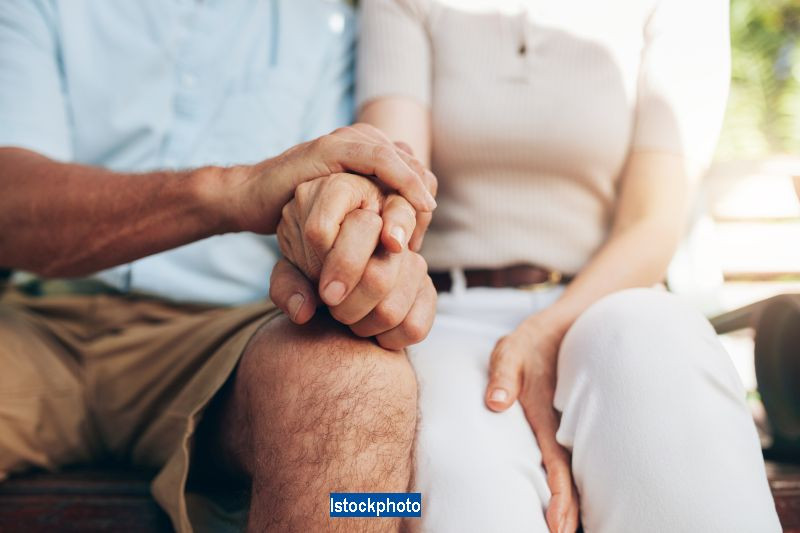 Fost prezentator BBC, acuzat ca si-a "imputernicit" sotia sa intretina relatii intime cu tineri. Cum si-a propus s-o vindece