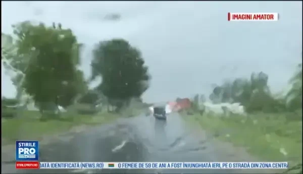 Dezastrul lasat in urma de ploile torentiale. O casa din Voluntari a luat foc dupa ce a fost lovita de trasnet