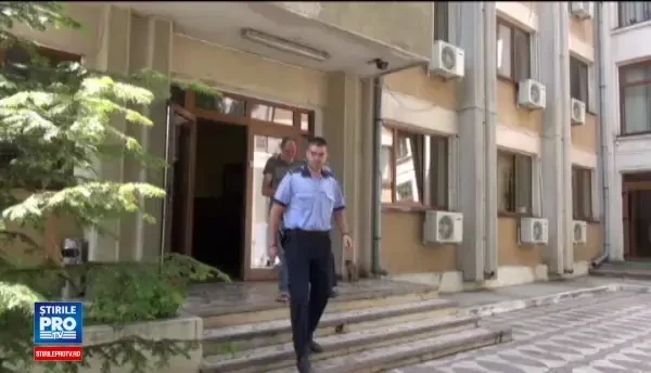 Barbatul care ar fi lovit doi pietoni la Galati s-a predat la politie. Martorii il contrazic: Era o persoana mai tanar
