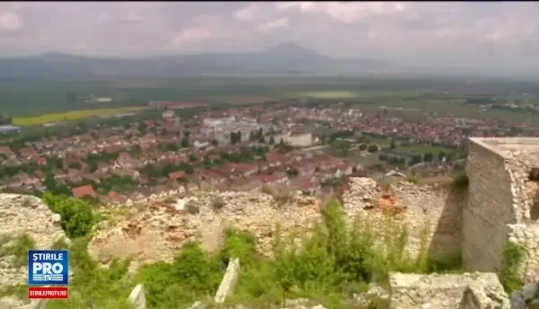 Muntele, preferat de turisti in vacanta de Rusalii. Coada la dinozauri, dar si la tras cu arcul