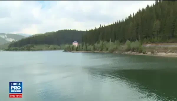 Muntele, preferat de turisti in vacanta de Rusalii. Coada la dinozauri, dar si la tras cu arcul