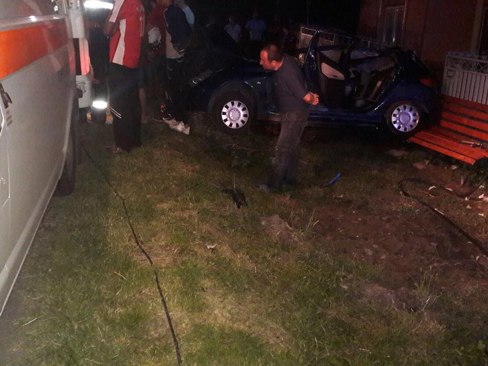 Accident grav in judetul Giurgiu. Un adolescent a murit iar alti 3 sunt grav raniti dupa ce au intrat cu masina intr-un stalp