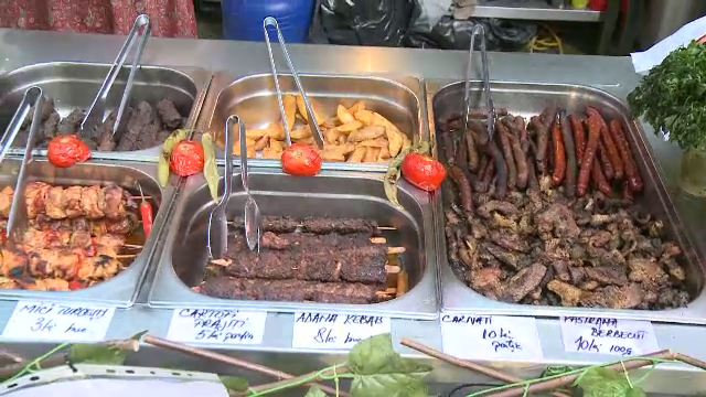 Comerciantii ii ademenesc pe vizitatori cu mancare, dulciuri si produse hand-made, in parcurile din Bucuresti