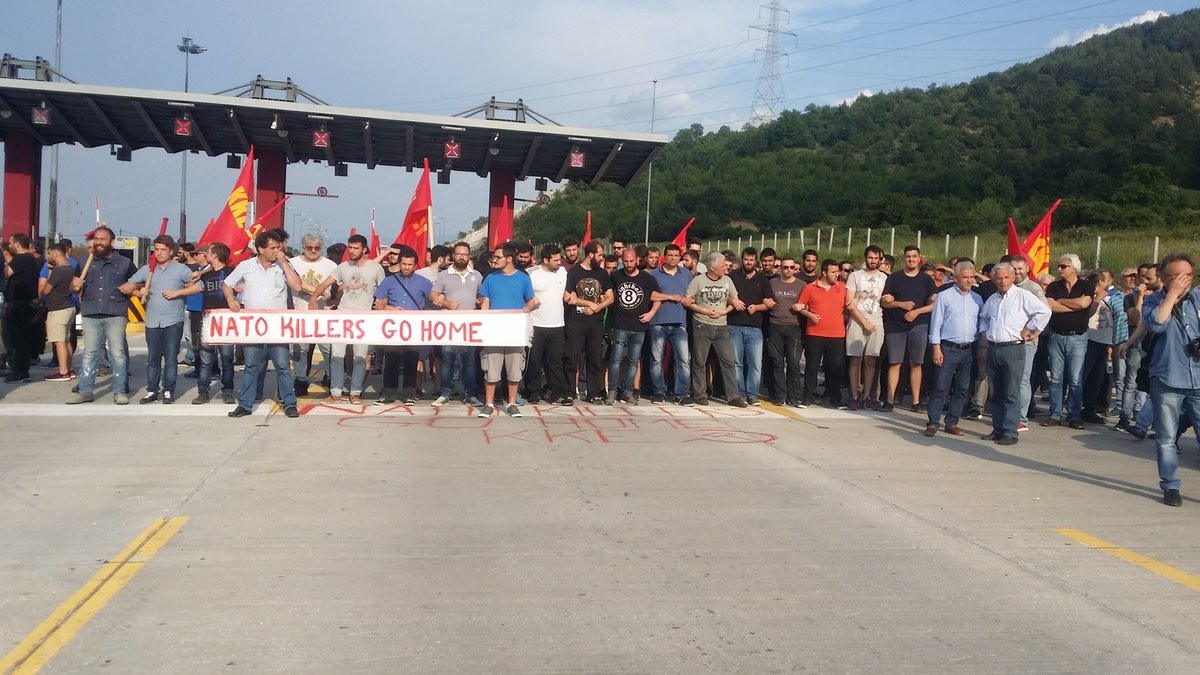 Convoi militar, blocat de comunisti in Grecia, langa Kozani. "Asasini NATO, plecati acasa"