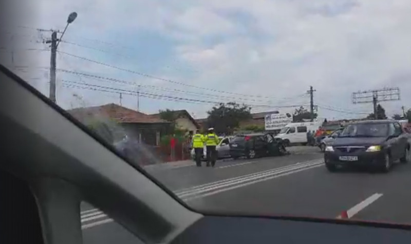Accident pe DN1, la Barcanesti. Patru oameni au fost raniti, printre care si un copil de numai 2 ani