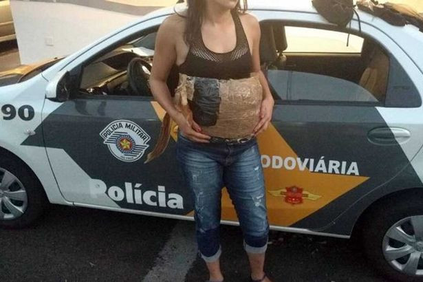 A pretins ca este insarcinata si politistii au arestat-o. Ce a incercat sa faca o tanara intr-un autobuz. FOTO