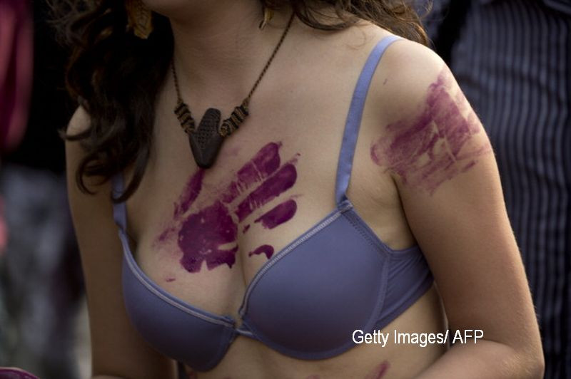 Si-a surprins sotia cu amantul in pat si a chemat mai multi prieteni sa intervina. Ce a incercat sa faca femeia. VIDEO