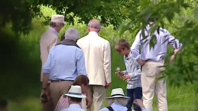 Printul Charles s-a jucat cu kendama si a dansat pe muzica lautareasca. "I-am aratat niste trick-uri, dar nu i-au iesit"