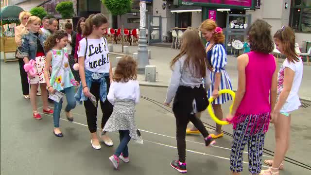 Calea Victoriei, pietonala pentru doua zile. Copiii au jucat elasticul si sotronul, parintii au devenit nostalgici