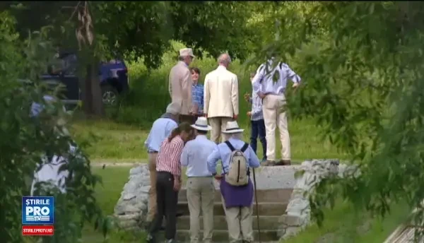 Printul Charles s-a jucat cu kendama si a dansat pe muzica lautareasca. I-am aratat niste trick-uri, dar nu i-au iesit