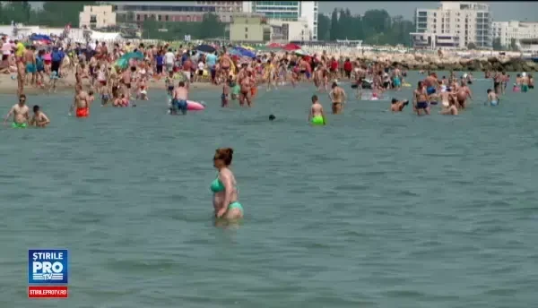 60.000 de turisti, pe litoral in acest weekend. Preturile la mancare in Vama Veche sunt aproape duble fata de cele din Mamaia