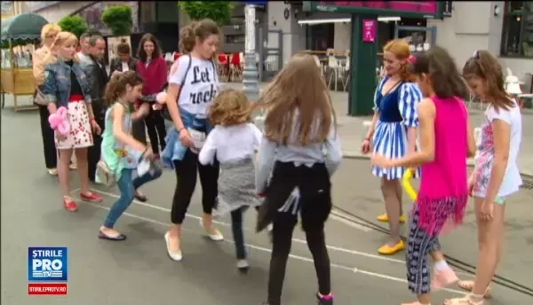 Calea Victoriei, pietonala pentru doua zile. Copiii au jucat elasticul si sotronul, parintii au devenit nostalgici