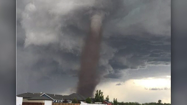 Fenomenele extreme au creat panica intr-o provincie canadiana. Mai multe cladiri au ramas fara acoperis