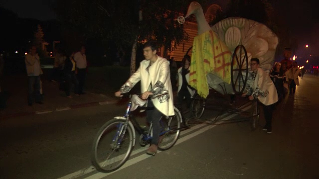 Artisti pe picioroange si personaje din povesti au transformat orasul intr-un Turn Babel. Strainii au fost impresionati