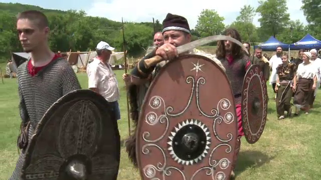 Dacii si romanii s-au batut din nou si au predat o lectie de istorie pe viu. Turistii au mancat ca pe vremea lui Decebal