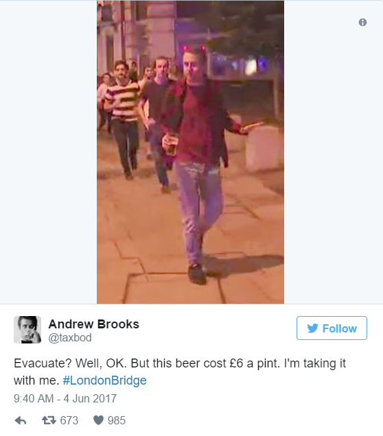 Fotografia "rezistentei britanice" face furori pe Internet. Cum a fost surprins un tanar care fugea de atacatorii din Londra