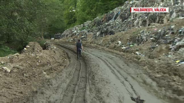 Gunoaie plimbate sute de km pana la groapa neconforma de la Maldaresti. Cine administreaza dezastrul: "Mi-a mancat zilele"