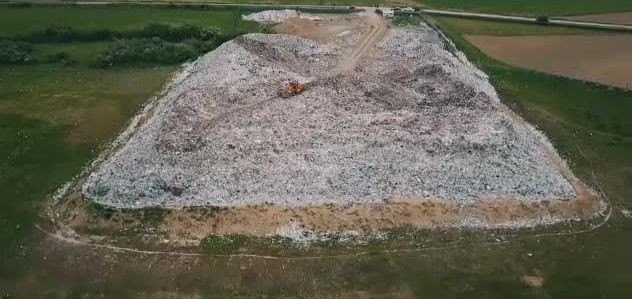 Groapa de gunoi, in mijlocul uneia dintre cele mai frumoase paduri din Suceava. "Trec turistii pe langa maldarul de mizerii"