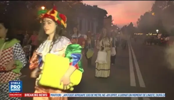 Artisti pe picioroange si personaje din povesti au transformat orasul intr-un Turn Babel. Strainii au fost impresionati