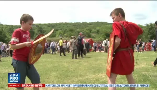 Dacii si romanii s-au batut din nou si au predat o lectie de istorie pe viu. Turistii au mancat ca pe vremea lui Decebal