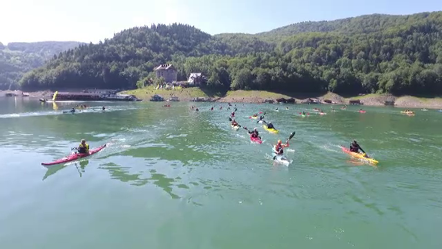 Zeci de sportivi s-au intrecut, la Bicaz Kayak Fest, pentru un caiac. Cat valoreaza marele premiu