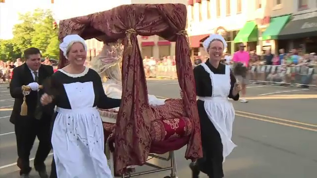 Campioni la pat. Zeci de americani au alergat pe strazi impingand mobilierul din dormitor pentru o cauza nobila