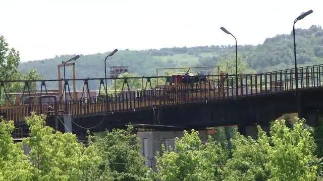 Un baiat de 17 ani s-a electrocutat la Iasi, cand incerca sa-si faca un selfie pe un pod rulant, intr-un depou