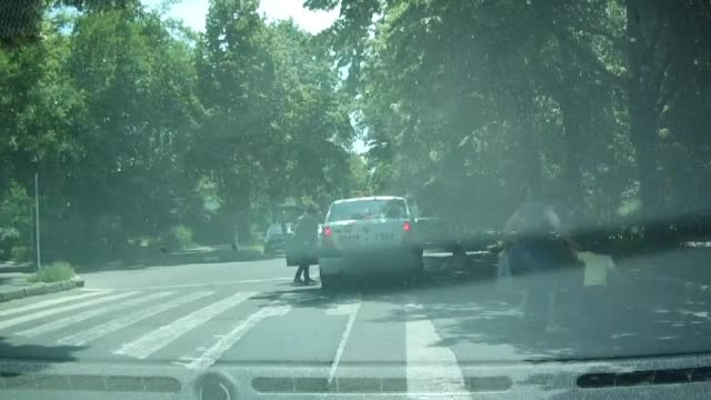 Fetita lovita pe trecerea de pietoni de un taximetrist de 65 de ani, in Galati. Accidentul a fost filmat de un sofer