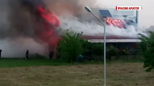 Noapte de groaza pentru o familie din Arad, casa le-a luat foc lovita de trasnet: "Fulgera fix in antena de la internet"