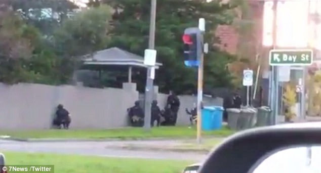 Luare de ostatici intr-un complex de apartamente din Melbourne. Atacatorul a anuntat presa ca actioneaza in numele ISIS