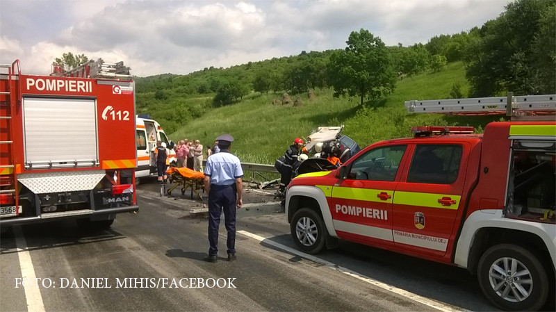 Doua persoane au fost ranite, dupa ce au intrat cu masina intr-un TIR cu fier. O victima a ramas incarcerata