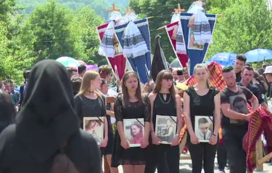 Cei patru frati morti dupa ce masina lor a fost lovita de tren au fost inmormantati. Mama: "Dumnezeu i-a facut ingeri"