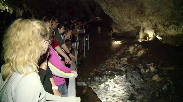 La munte, mai cald decat pe litoral, in vacanta de Rusalii. Turistii au cautat parcurile acvatice si pesterile