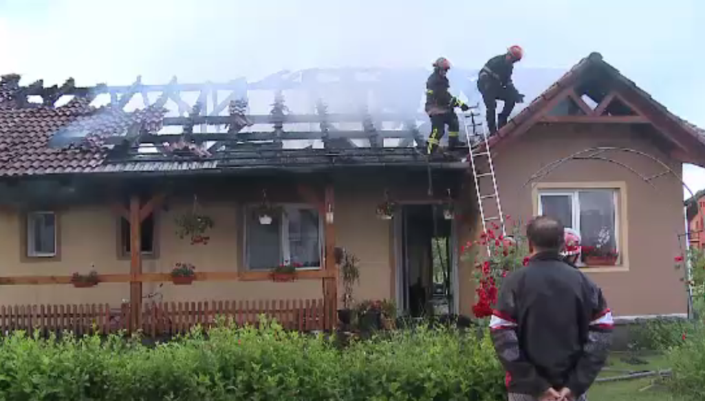Casa din Arad distrusa de un incendiu provocat de un trasnet. Legea nu ii obliga pe romani sa-si monteze paratrasnet