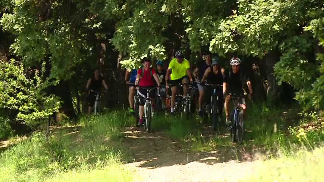Turismul cu bicicleta, noua moda printre tinerii care vor sa descopere tara. Cum se organizeaza si cat costa excursia de o zi