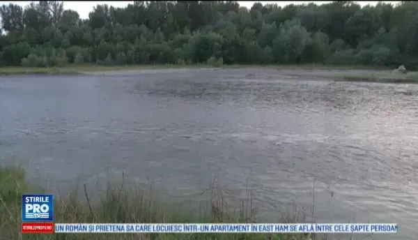 Un pescar a fost gasit mort, cu undita in mana, pe malul raului Ialomita. Victima a decedat la cativa kilometri de casa